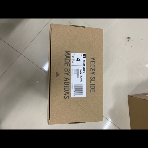 Yeezy slide Resin size 4